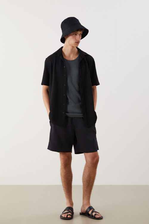 شورت بحر BASIC BOY للرجال شورت بحر LCWAIKIKI classique noir avec un short de bain basique pour homme, disponible en taille XS.